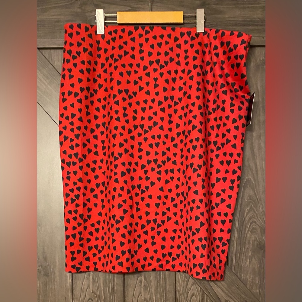 Red and Black Allover Heart Print Eloquii neoprene scuba skirt, NWT, sz 20